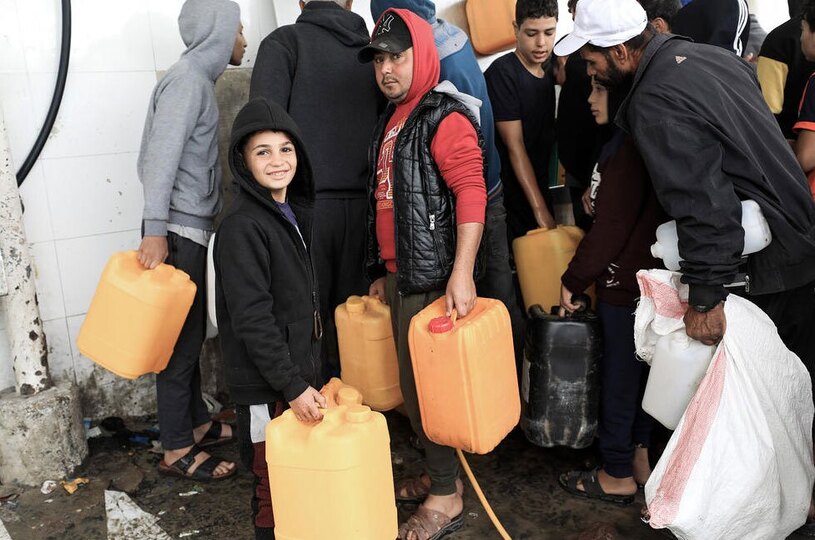 صف دریافت آب از تانکر در شهر خان یونس