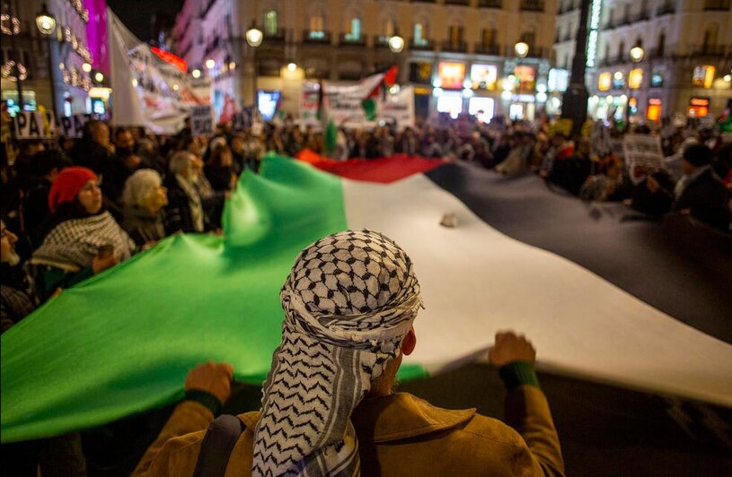 گذاشتن یک عروسک نوزاد روی پرچم فلسطین