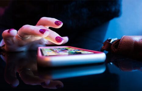 تفتیش دانش‌آموزان با تجهیزات الکترونیکی