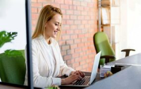 نحوه صحیح نشستن برای تایپ و نوشتن