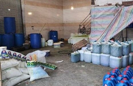 کشف 2 تن ماده شوینده در سمنان کشف مواد تقلبی شوینده در سمنان
