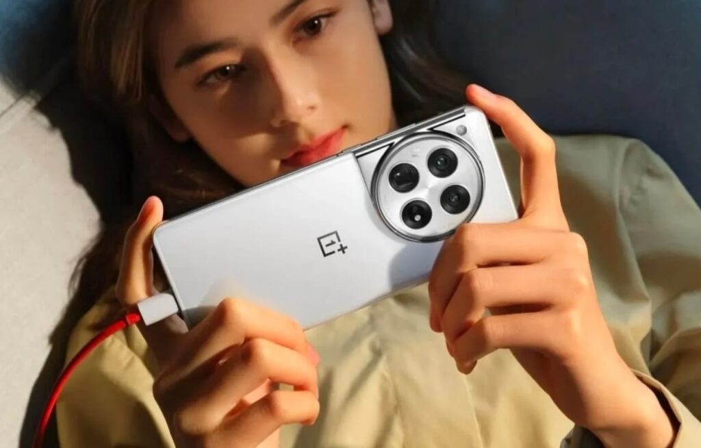 اژدهای چینی «وان پلاس ۱۲» برای سر شاخ شدن با بزرگان معرفی شد گوشی وان پلاس ۱۲ / OnePlus 12 از نمای پشت در دست