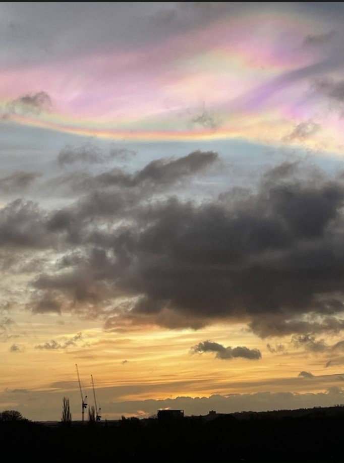 پدیده ابرهای رنگین کمانی بر فراز ایرلند شمالی/ عکس ابرهای رنگین کمانی