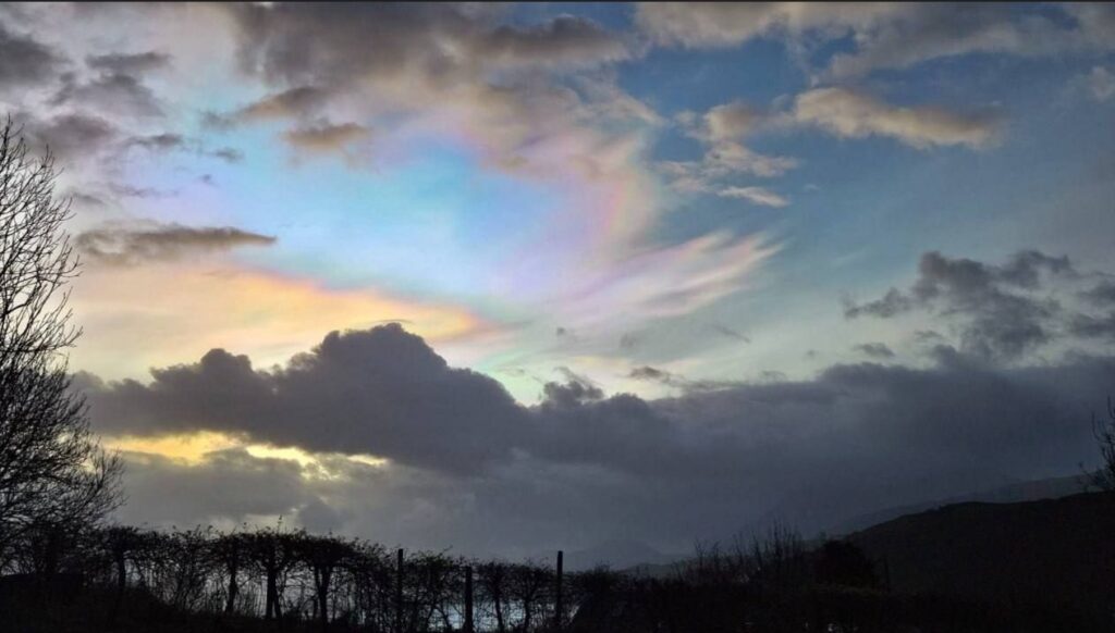 پدیده ابرهای رنگین کمانی بر فراز ایرلند شمالی/ عکس ابرهای رنگین کمانی