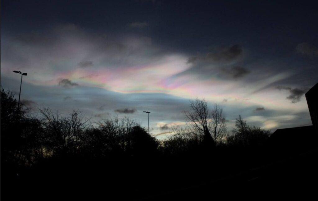 پدیده ابرهای رنگین کمانی بر فراز ایرلند شمالی/ عکس ابرهای رنگین کمانی