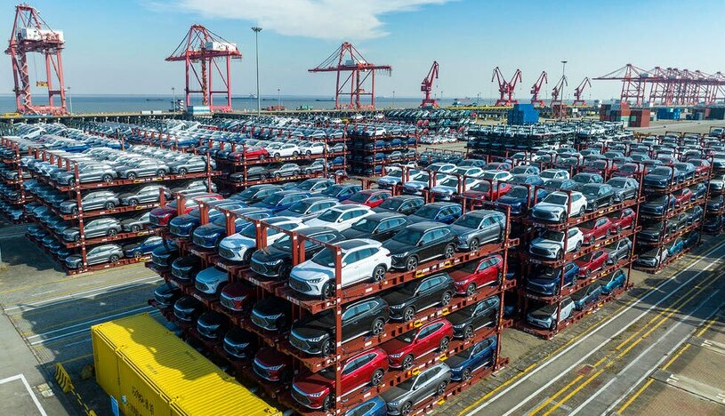 خودروهای آماده بارگیری و صادرات در بندر سوژو