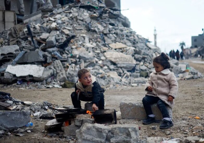 دیدنی های امروز؛ از قطار کریسمس تا ماشین کشتار در غزه زندگی در خانه های ویران شده در نوار غزه