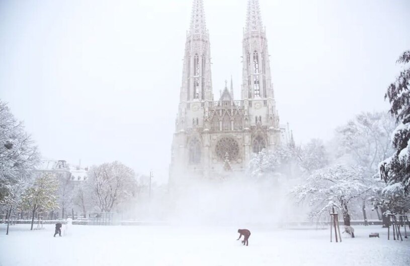بارش برف پاییزی در شهر وین