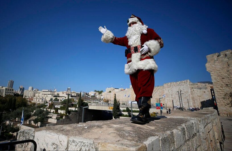 دیدنی های امروز؛ از بابانوئل شترسوار تا ادامه کشتار غیرنظامیان در غزه بابانوئل شترسوار در شهر قدس