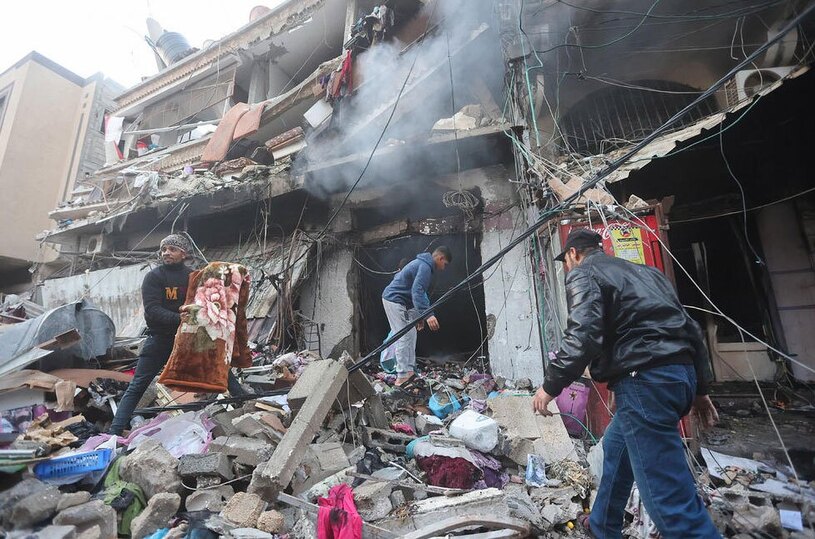 دیدنی های امروز؛ از بابانوئل شترسوار تا ادامه کشتار غیرنظامیان در غزه ویرانه های حملات هوایی اسراییل به شهر رفح در جنوب نوار غزه