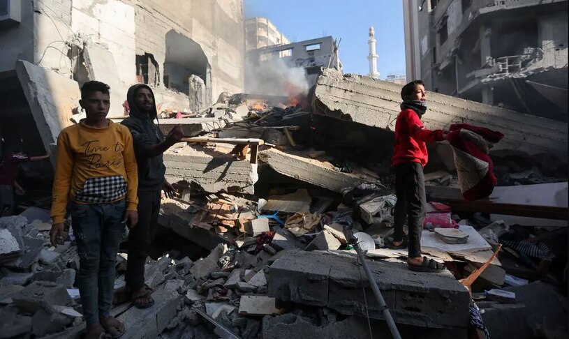 دیدنی های امروز؛ از بابانوئل شترسوار تا ادامه کشتار غیرنظامیان در غزه ویرانه های حملات هوایی اسراییل به شهر رفح در جنوب نوار غزه