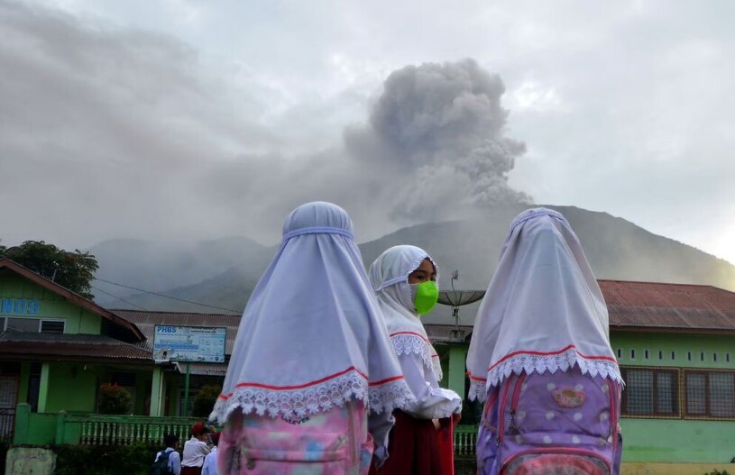 دیدنی های امروز؛ از بابانوئل شترسوار تا ادامه کشتار غیرنظامیان در غزه فعالیت کوه آتشفشانی مراپی در اندونزی