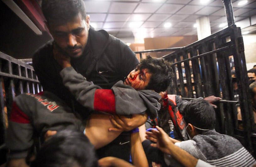 دیدنی های امروز؛ از بابانوئل شترسوار تا ادامه کشتار غیرنظامیان در غزه زخمی های حملات هوایی اسراییل در بیمارستان ناصر