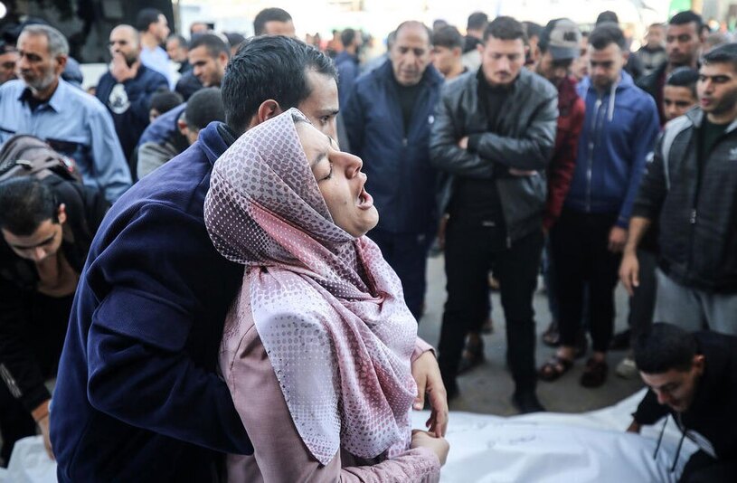 دیدنی های امروز؛ از بابانوئل شترسوار تا ادامه کشتار غیرنظامیان در غزه تشییع شهدای حملات اسراییل در منطقه دیرالبلح