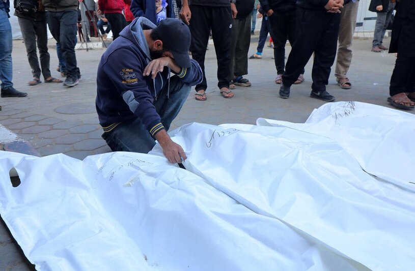 دیدنی های امروز؛ از بابانوئل شترسوار تا ادامه کشتار غیرنظامیان در غزه پیکر شهدای فلسطینی حملات هوایی اسراییل