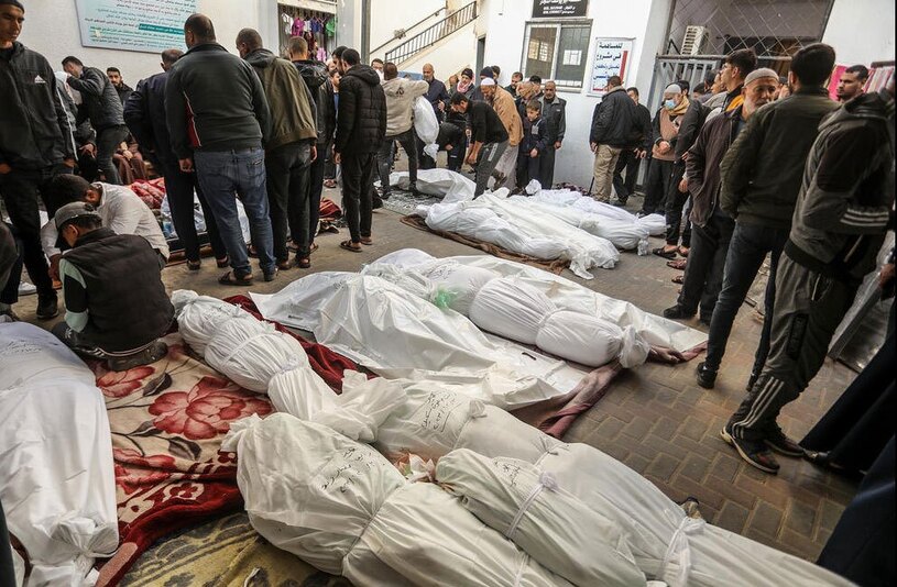 دیدنی های امروز؛ از بابانوئل شترسوار تا ادامه کشتار غیرنظامیان در غزه پیکر شهدای فلسطینی حملات هوایی اسراییل