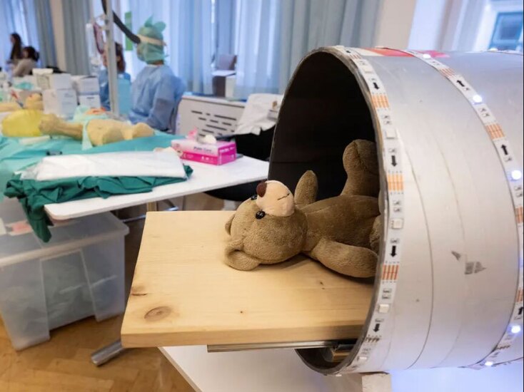 عروسک خرس تدی درون یک دستگاه سی تی اسکن