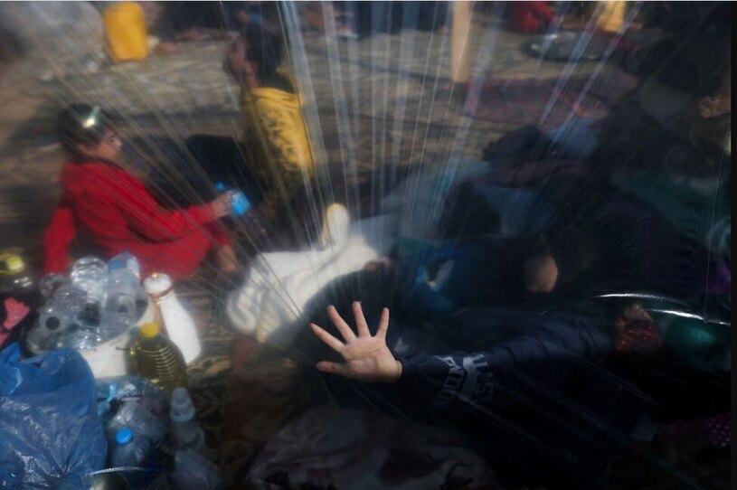 بنا کردن چادر از سوی آوارگان جنگ در منطقه رفح