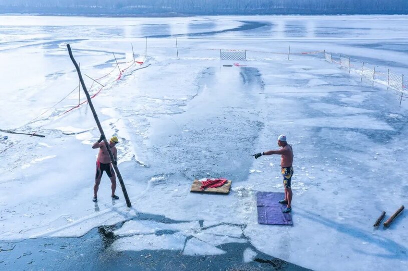 شنا درآب یخزده دریاچه ای در شنیانگ چین
