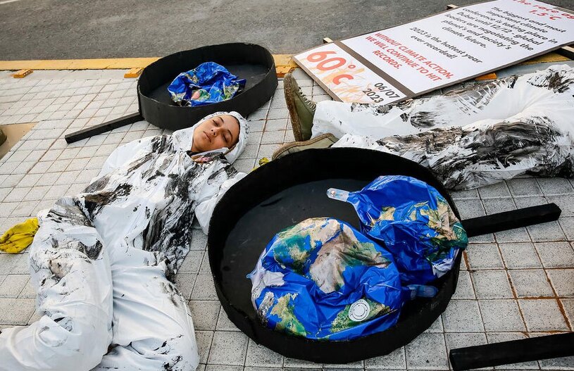 تظاهرات فعالان محیط زیست در حاشیه کنفرانس بین المللی تغییرات آب و هوایی در دوبی