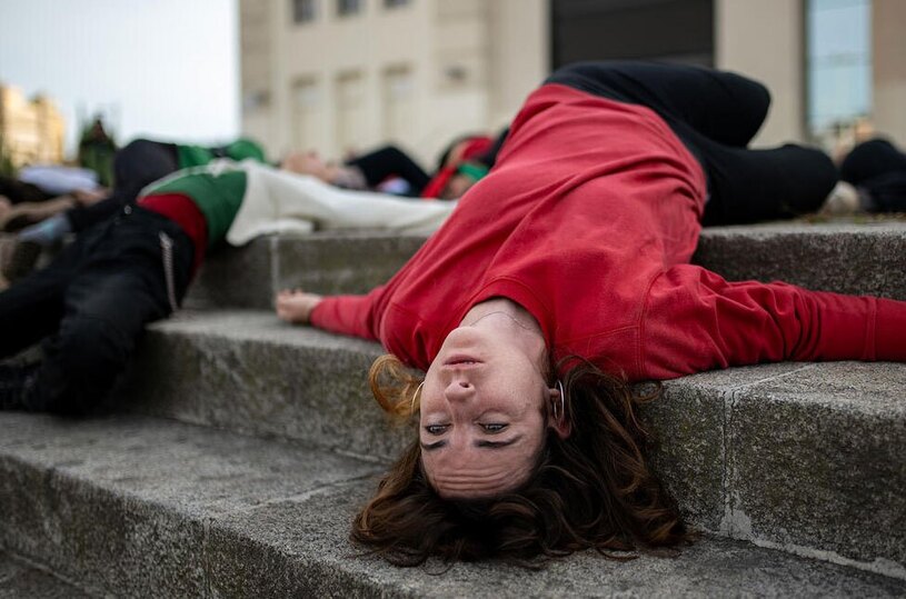 اعتراضات نمادین فعالان در حمایت از مردم فلسطین و غزه در شهر بارسلونا اسپانیا