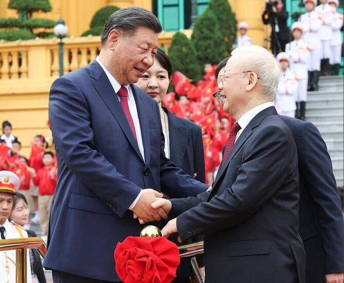 دیدنی های امروز؛ از اوضاع غزه تا تولد ستاره بالیوود ورود رییس جمهوری چین و همسرش به فرودگاه شهر هانوی ویتنام