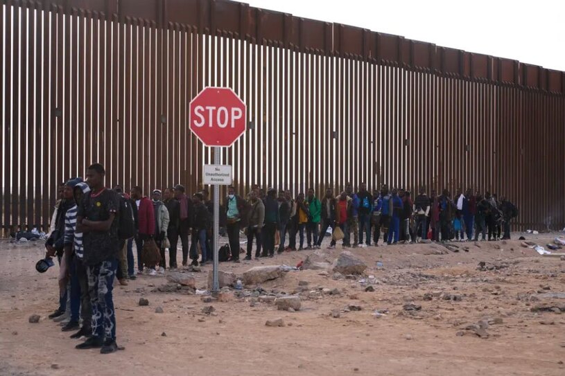 دیدنی های امروز؛ از اوضاع غزه تا تولد ستاره بالیوود پناهجویان آفریقایی تبار در کنار دیوار مرزی ایالت آریزونا آمریکا