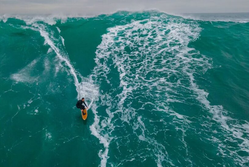 دیدنی های امروز؛ از اوضاع غزه تا تولد ستاره بالیوود موج سواری در سواحل پرتغال