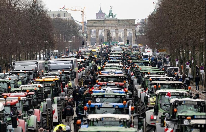 تراکتورهای کشاورزان آلمانی در جریان اعتراضاتی در شهر برلین