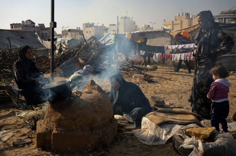 پخت و پز غذا در تنور در اردوگاه آوارگان جنگی