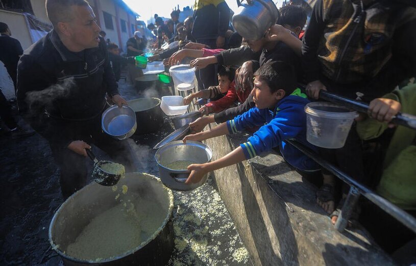 توزیع غذا بین آوارگان جنگی فلسطینی در شهر رفح
