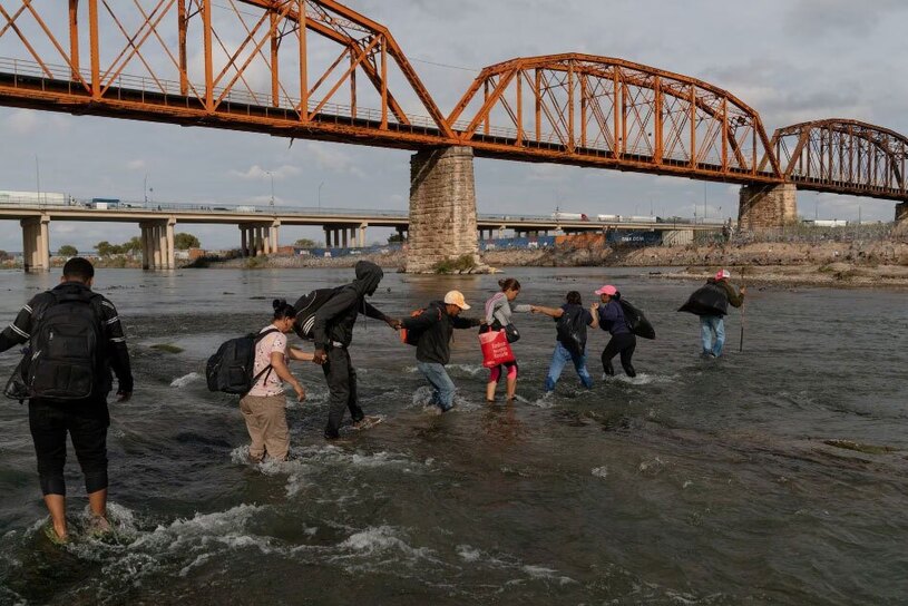 عبور پناهجویان از رود مرزی" ریو گرانده"