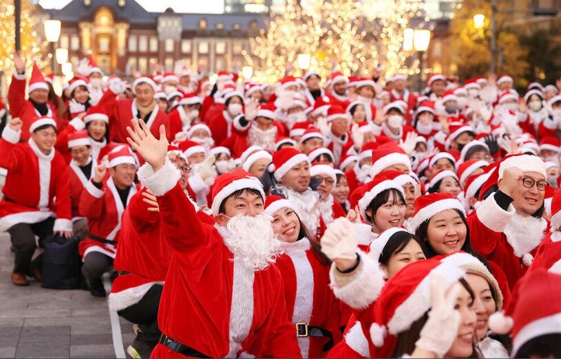 300 کارمند اداری ژاپنی با لباس‌های بابانوئل در منطقه تجاری مارونوشی توکیو