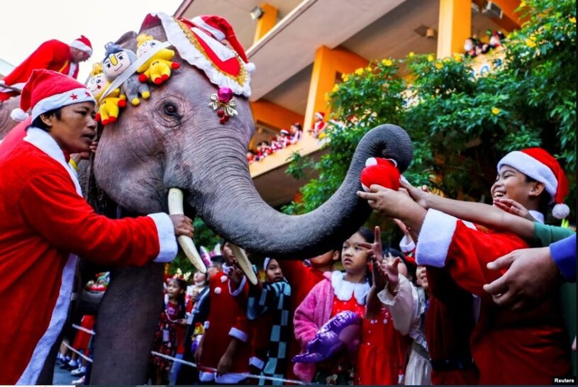 اهدای هدایای کریسمس به دانش آموزان 