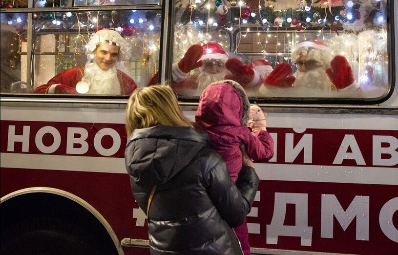 دیدنی های امروز؛ کریسمس خونین 2023 اتوبوس حامل بابانوئل ها در سن پترز بورگ