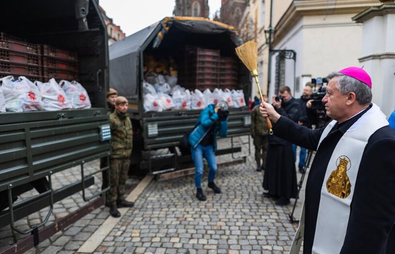 دیدنی های امروز؛ کریسمس خونین 2023 اسقف اعظم لهستان در حال برکت دادن به هزار بسته هدیه کریسمس