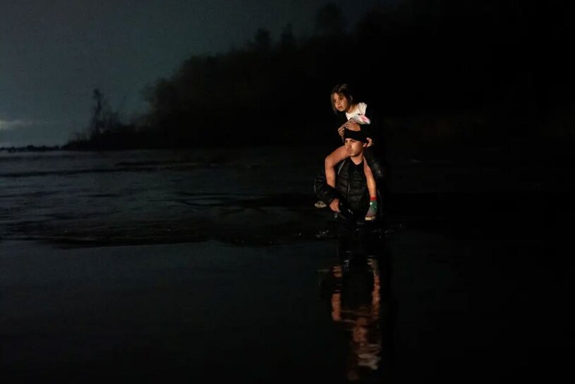 عبور پناهجویان از رود مرزی ریوگرانده