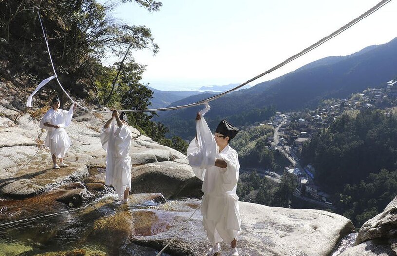 دیدنی های امروز؛ از عذرخواهی مدیر فروشگاه بزرگ ژاپن تا سالگرد تولد مائو تعویض "طناب مقدس" از سوی راهبان "شینتو" در زیارتگاه "کومانو ناچی تایشا"