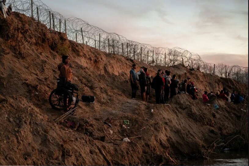 دیدنی های امروز؛ از عذرخواهی مدیر فروشگاه بزرگ ژاپن تا سالگرد تولد مائو پناهجویان پشت حصارهای مرزی ایالات متحده آمریکا