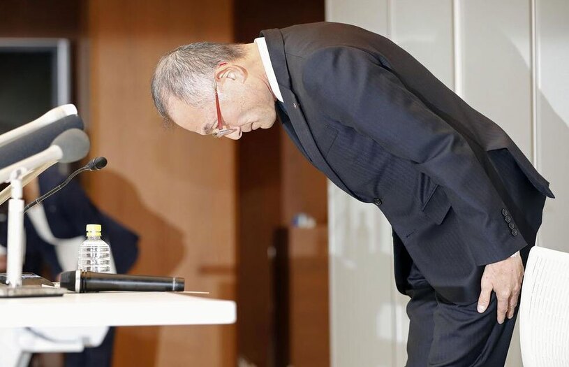 دیدنی های امروز؛ از عذرخواهی مدیر فروشگاه بزرگ ژاپن تا سالگرد تولد مائو "کازوهیسا یوکویاما" مدیر فروشگاه بزرگ ژاپنی "تاکاشیمایا" در یک کنفرانس مطبوعاتی در توکیو