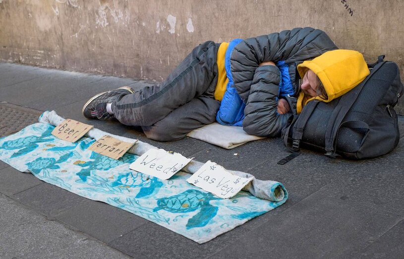 دیدنی های امروز؛ از تصاویر منتخب فضایی تا حمله موشکی اوکراین به روسیه یک خیابان خواب در شهر رُم ایتالیا.