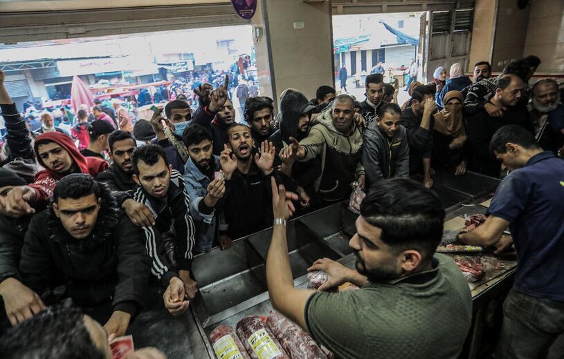 دیدنی های امروز؛ از تصاویر منتخب فضایی تا حمله موشکی اوکراین به روسیه فلسطینی های ساکن نوار غزه برای خرید گوشت