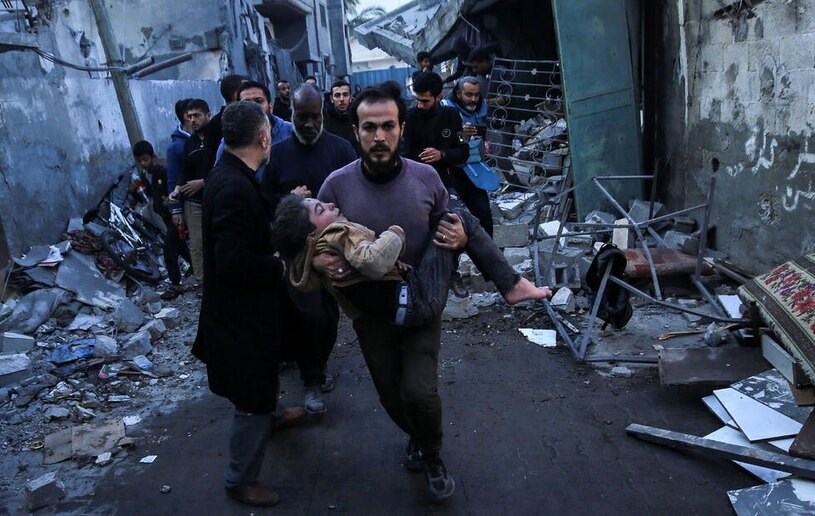 دیدنی های امروز؛ از تصاویر منتخب فضایی تا حمله موشکی اوکراین به روسیه بیرون کشیدن کودکان زخمی یا کشته شده فلسطینی از زیر آوار