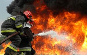 مصدومیت 2 آتش نشان در اطفای حریق خیابان فیض اصفهان آتش نشان