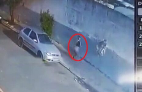 له شدن دختر جوان زیر آوار دیوار/ فیلم