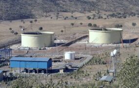 کارگر در منبع پمپاژ نفت کوهدشت