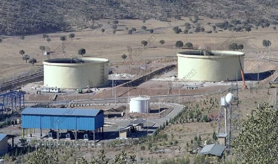 کارگر در منبع پمپاژ نفت کوهدشت