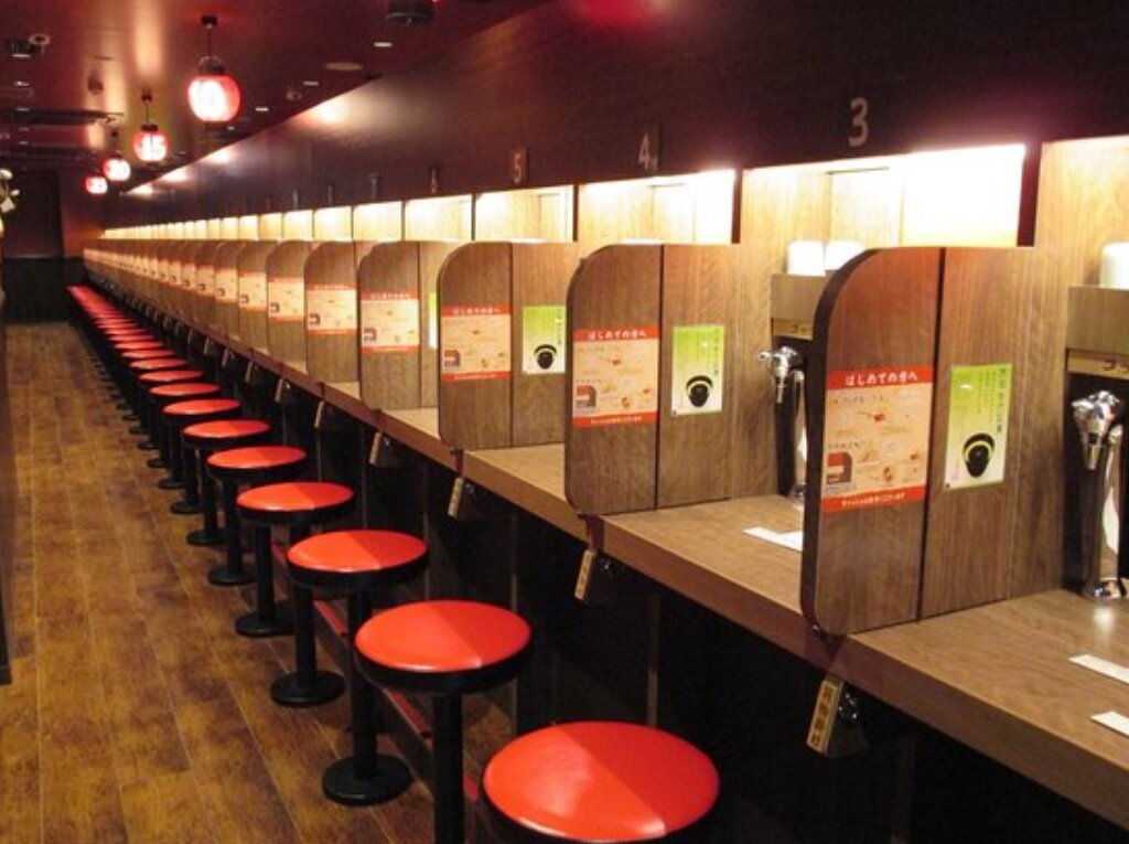 ۱۰ مورد از عجیبترین کافه و رستورانهای دنیا رستورانی برای درونگراها؛ ژاپن