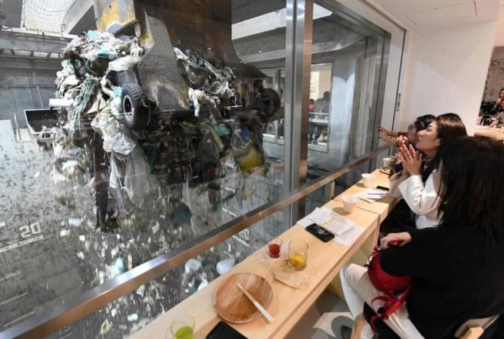۱۰ مورد از عجیبترین کافه و رستورانهای دنیا کافهای در محل جمعآوری زبالهها؛ ژاپن