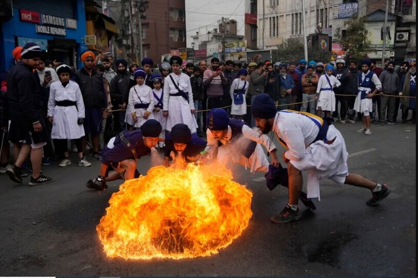 دیدنی های امروز؛ از سالگرد شهادت سردار سلیمانی تا حمله تروریستی در کرمان نمایش خیابانی در جامو هند